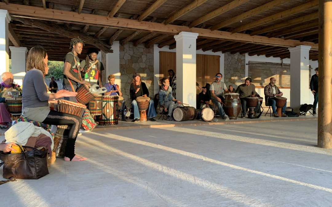 Hippie drummers op het strand Benirrás Puerto de San Miguel, Ibiza.