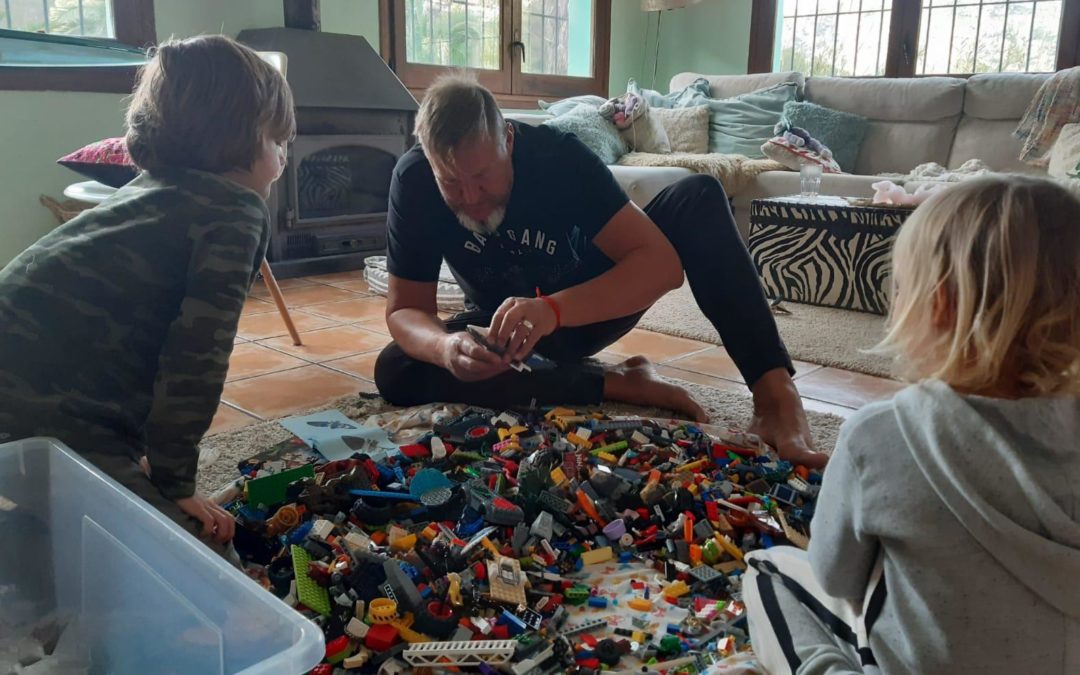 Marc speelt met Lego, kinderen mogen "alleen" kijken