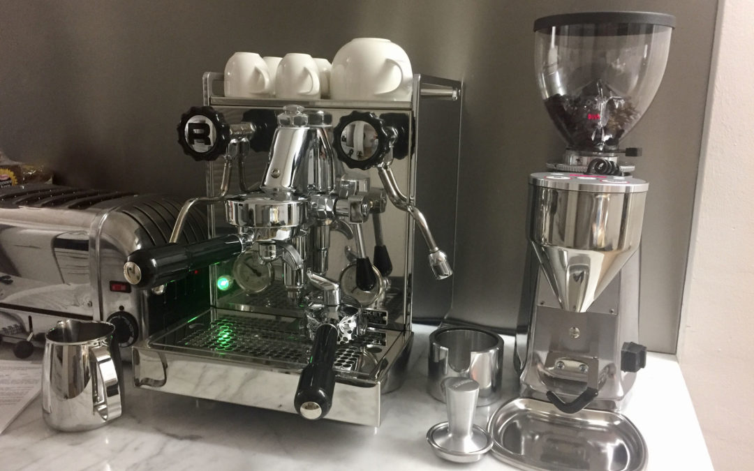 Rocket Kaffeemaschine neben Mazza Mini Kaffeemühle