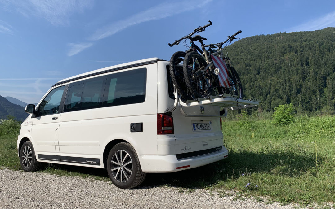 Weißer VW Bulli T5 mit Fahrradträger