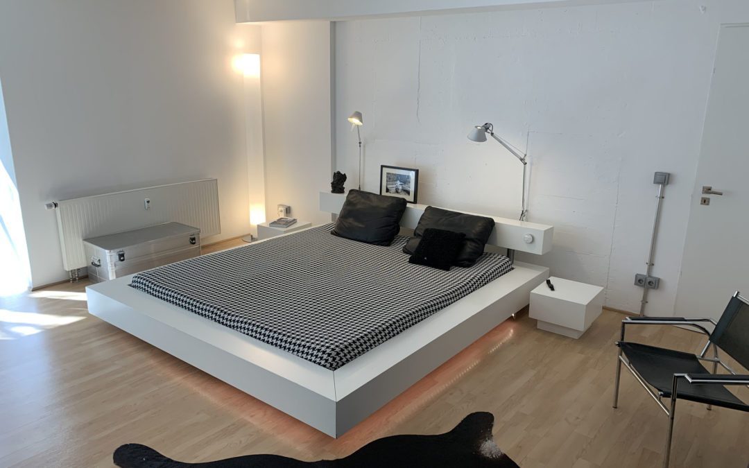 Modernes, schwebendes, weißes Wasserbett in Kölner Wohnung