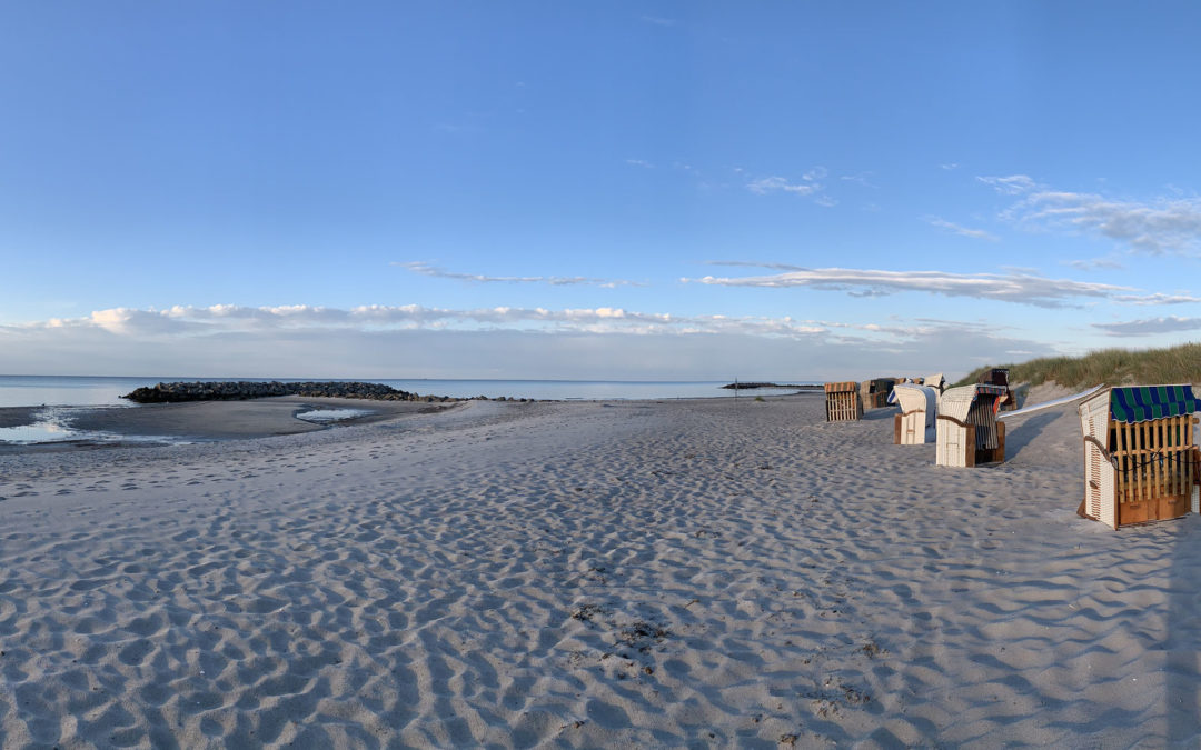 Ostseestrand mit Strandkörben in der Abendsonne Nähe Heidkate