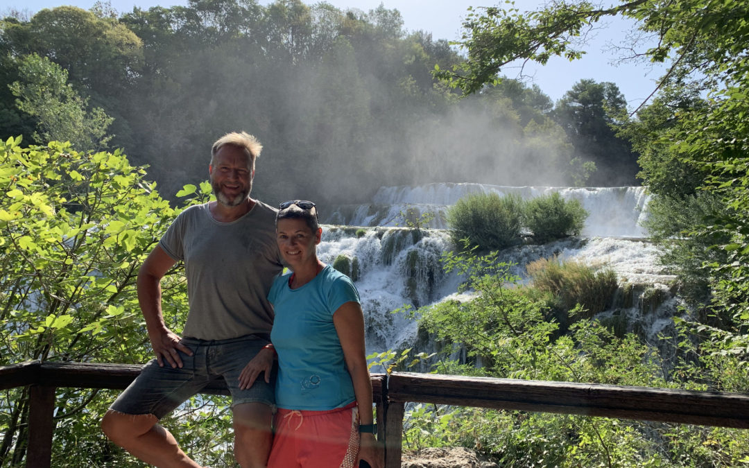 Marc en Torgit vol goede moed en in de stralende zon voor de Krka watervallen