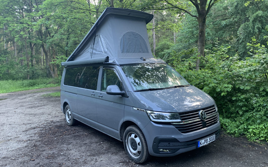 VW T6.1 Spacecamper en Pure Gray sur un parking forestier au nord de Hambourg