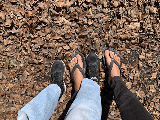 nackte Füße in Flip Flops auf deutschem Boden nähe Kandern, im Markgräflerland