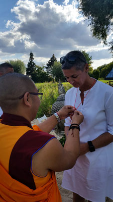 Torgit reçoit la bénédiction d'un moine bouddhiste 