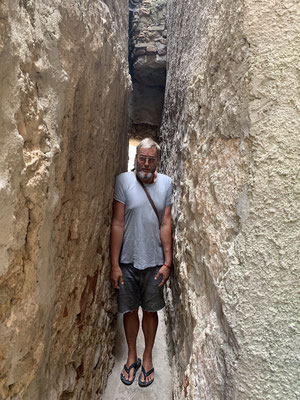 Marc eingezwängt zwischen den Mauern der engsten Gasse in der Altstadt Krks