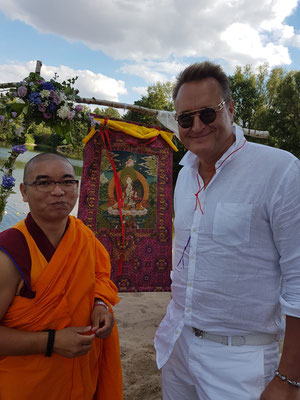 Größenunterschied: Kleiner buddhistischer Mönch ganz groß, neben den Marc
