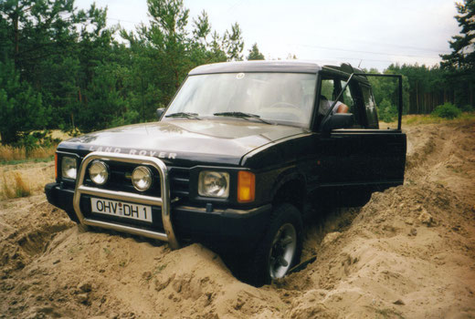 Land Rover Discovery eingegraben im Sand mit Bullbar, Personenschutzbügel Detla4x4