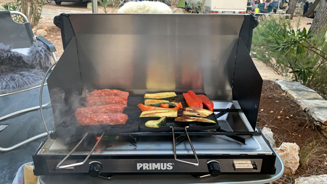 Cevapcici et légumes sur le Primus Grill