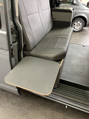 Klaptafel De VW T6.1 planBwagen van Spacecamper in de uitbouw