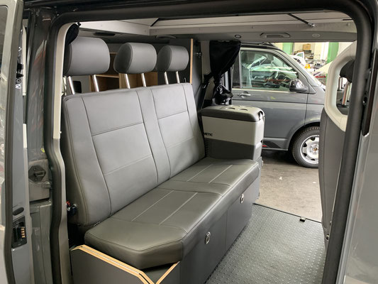 Sofá plegable - El VW T6.1 planBwagen por Spacecamper en extensión