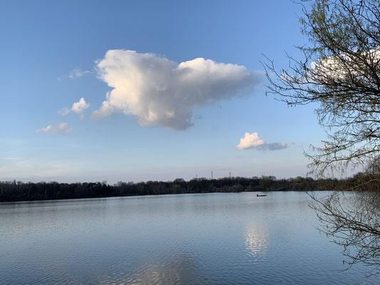 Cielo azul con nubes sobre el lago Ferma