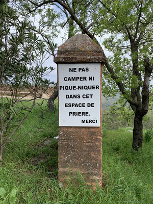 Cartello di divieto per i campeggiatori all'Ermitage Saint-Ferréol de Céret