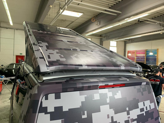 planbwagen beim Foliencenter-NRW Pixeltarn camouflage
