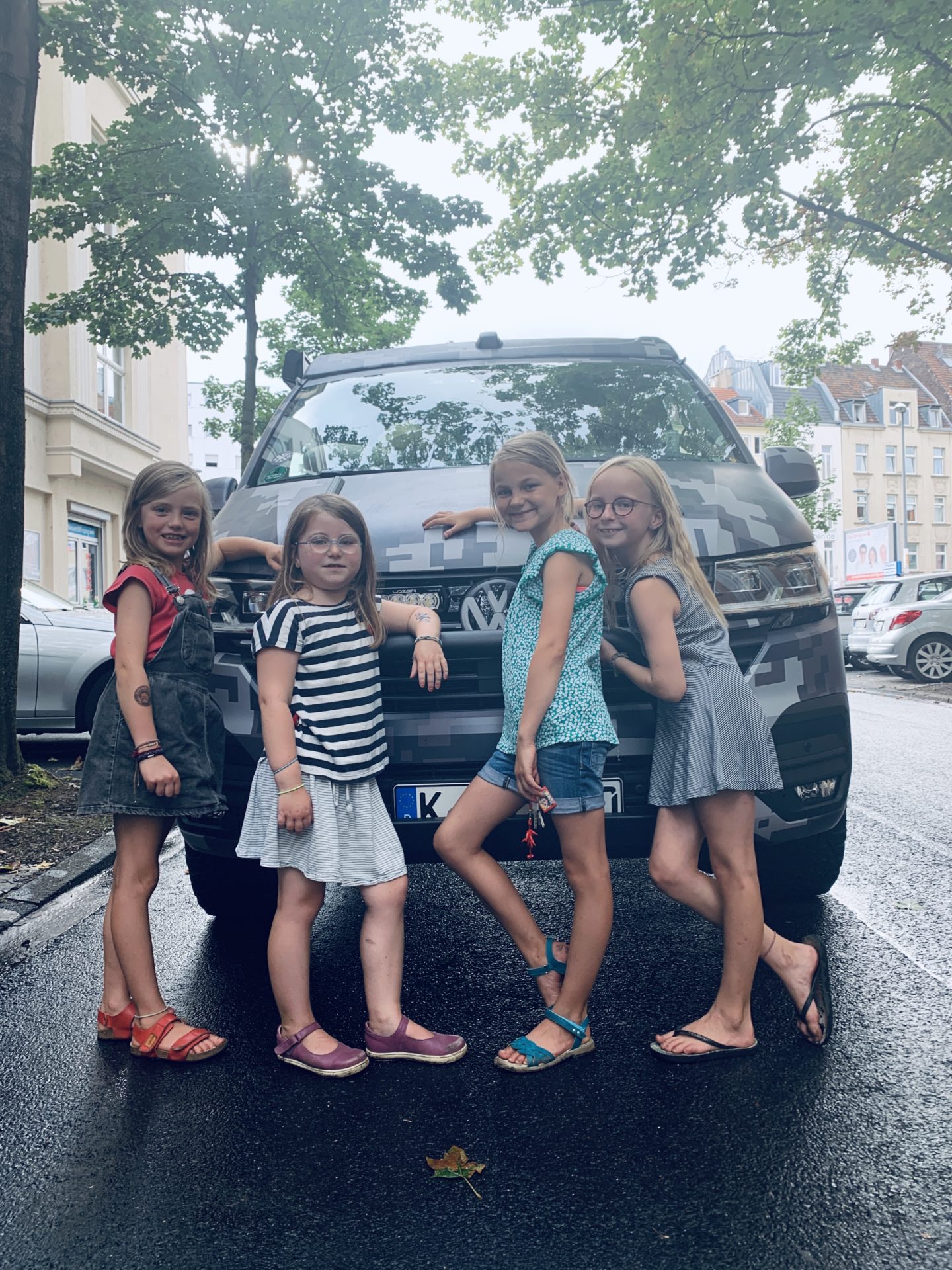 kleine Mädchen posieren vor dem planBwagen, einem VW T6.1 Spacecamper