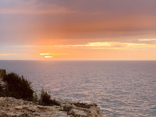 Acantilado cerca de la cueva de Benagil, en el Algarve, sobre la playa de arena del mismo nombre, Praia de Benagil.