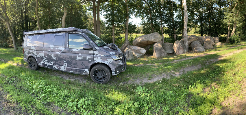 Butch - VW T6 Campervan - delta4x4 - Spacecamper vor Großsteingräber Hekese