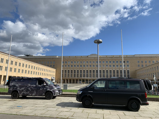 VW T6.1 - Spacecamper - BUTCH a Berlino davanti all'aeroporto di Tempelhof