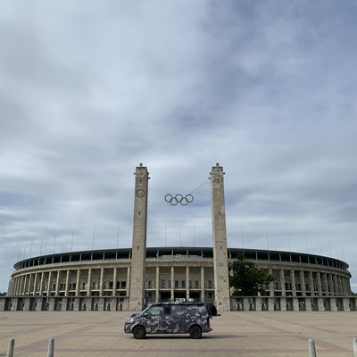 VW T6.1 SpaceCamper - planBwagen - devant le stade olympique de Berlin