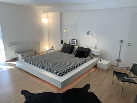 Stylisches, modernes, weißes Wasserbett mit Bauhausmöbeln