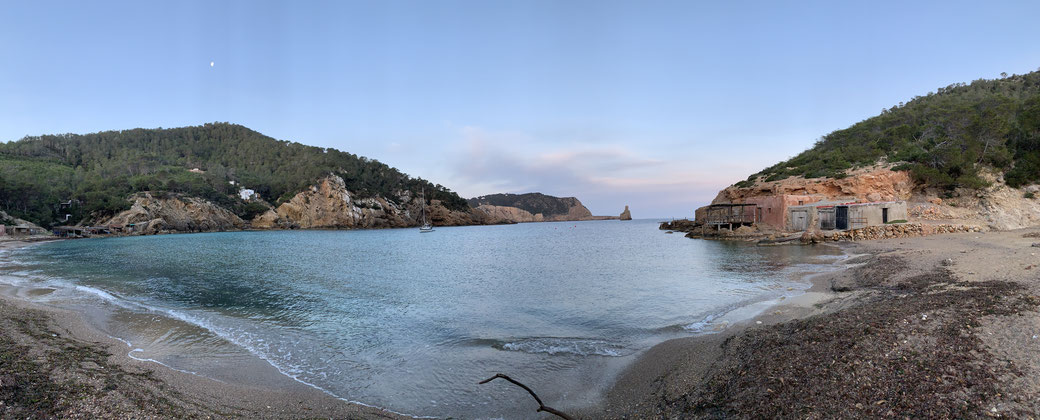 Baai van Beniras, Ibiza. Uitzicht op de zee in de lente.