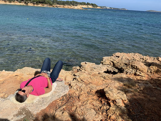 Torgit se echa una siesta en la playa de Babylon, Ibiza