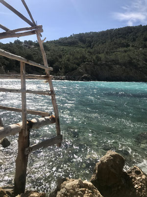 Fischerhütte und Meer, Strand Benirrás Puerto de San Miguel, Ibiza.