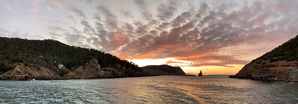 Tramonto sulla spiaggia di Benirrás Puerto de San Miguel, Ibiza.