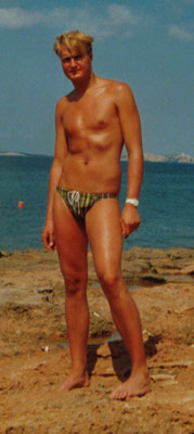 Marc op Ibiza in 1985, toen zulke strakke zwembroeken nog in waren. 