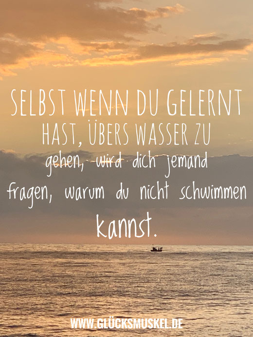 Sonnenaufgang mit Zitat: Selbst wenn du übers Wasser laufen könntest würden sie sagen: "der kann ja noch nicht einmal schwimmen"