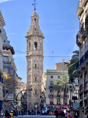 Drukke straat met de Torre de Santa Catalina op de achtergrond