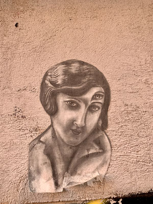 Street Art einer jungen Frau mit drittem Auge auf der Stirn