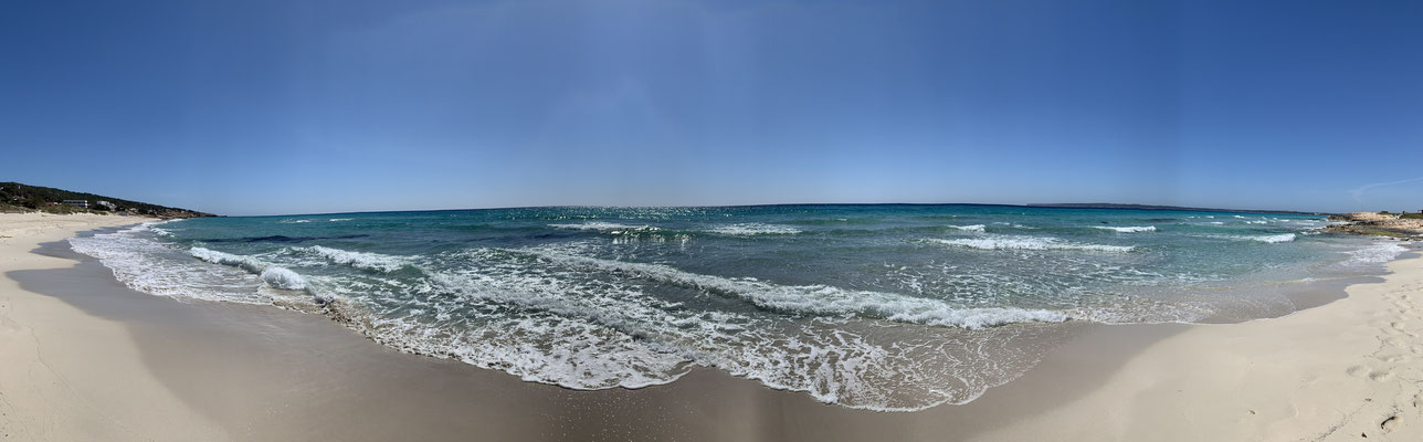 menschenleerer Sandstrand, Platja Es Arenals, Formentera