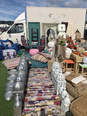 Stand mit bunten Kissen auf dem Flohmarkt in San Jordi, Ibiza