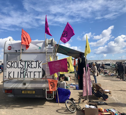 Umweltaktivisten auf dem Flohmarkt in San Jordi, Ibiza