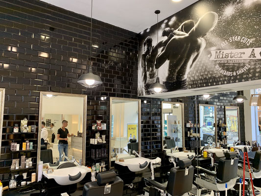 Salon de coiffure pour hommes Mister A' - Friser & Barber cool en noir