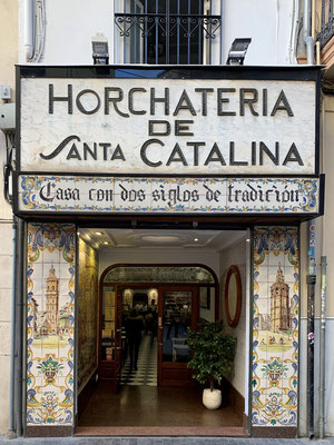 Eingang mit handgemalten Fliesen der Horchateria de Santa Catalina, Valencia