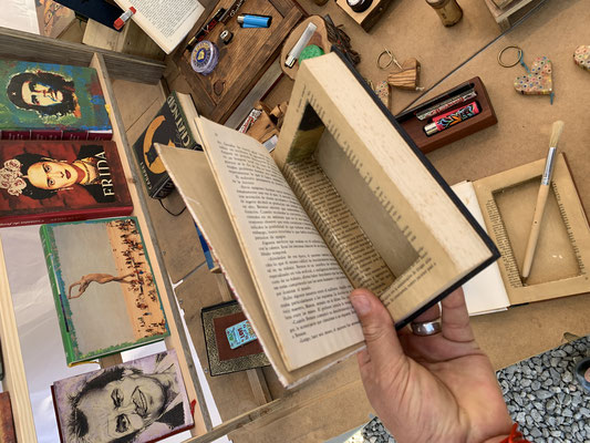 Handwerker zeigt Buchsafes auf dem Hippie-Markt Las Dalias