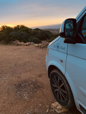 VW T5 California auf Kliff in der Nähe der Höhle von Benagil an der Algarve,  oberhalb des  gleichnamigen Sandstrand Praia de Benagil.