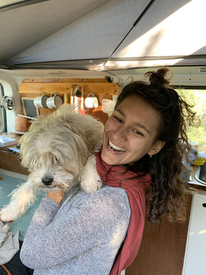Hippie meisje in haar camper met hond