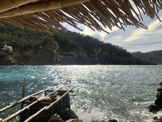 Cabanes de pêcheurs et mer, plage Benirrás Puerto de San Miguel, Ibiza.