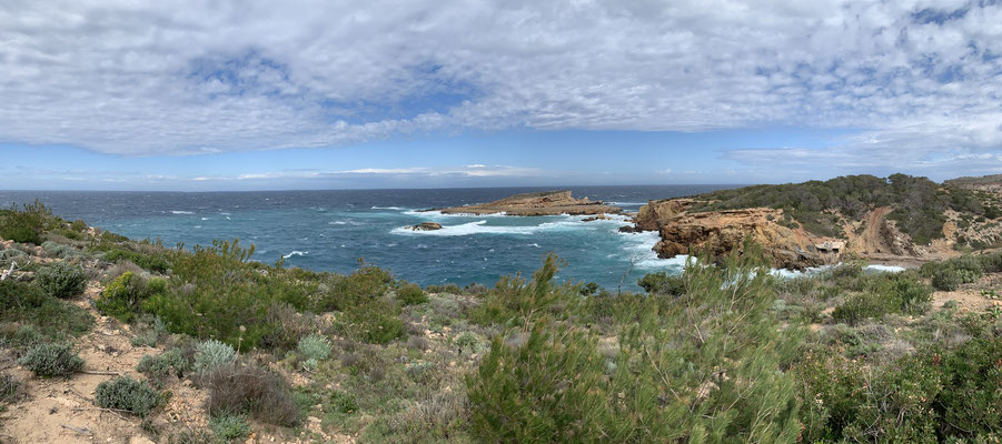 mer agitée à Caló de s'Illa, Ibiza