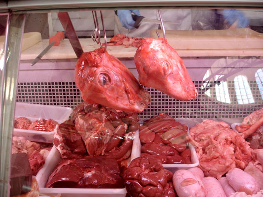 Présentation chez le boucher, avec des têtes de mouton, yeux compris, au Mercat Colón