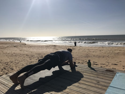 Glücksmuskel Training am Strand Übung Plank