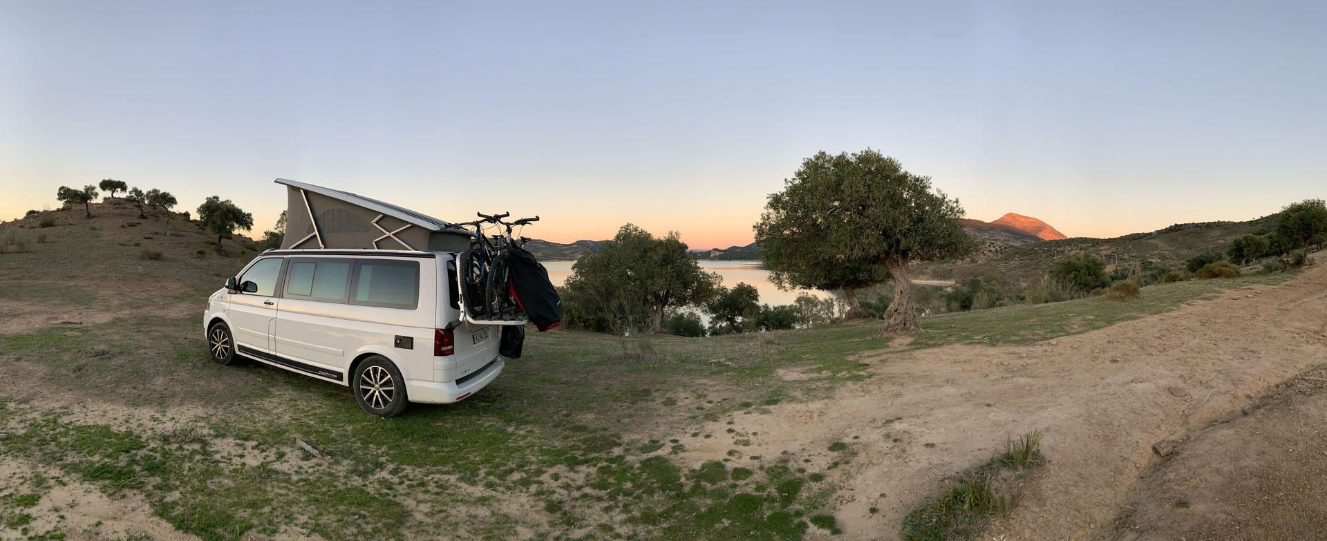 VW T5 California blanc avec porte-vélos logo chargé