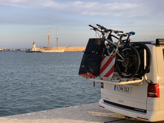 Bulli-Heck im Hafen, im Hintergrund der Leuchturm Ibiza Stadt. 