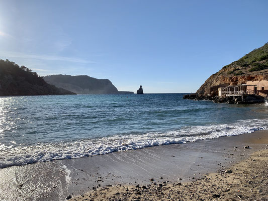 Uitzicht op zee bij Benirrás strand, Ibiza