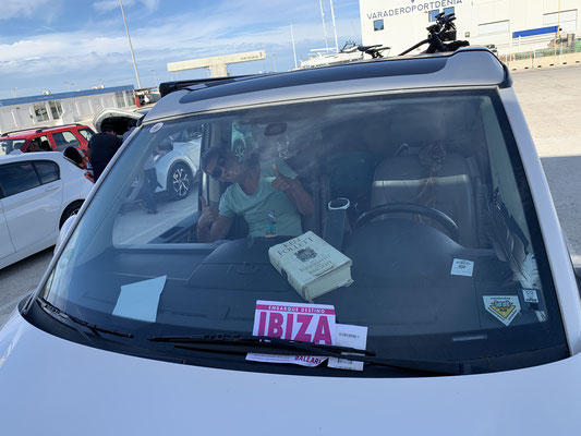Torgit espera en Denia, en la furgoneta, el ferry a Ibiza