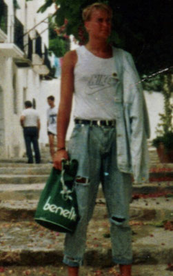 Marc 1985 in Ibiza, met ripped jeans en Nike shirt